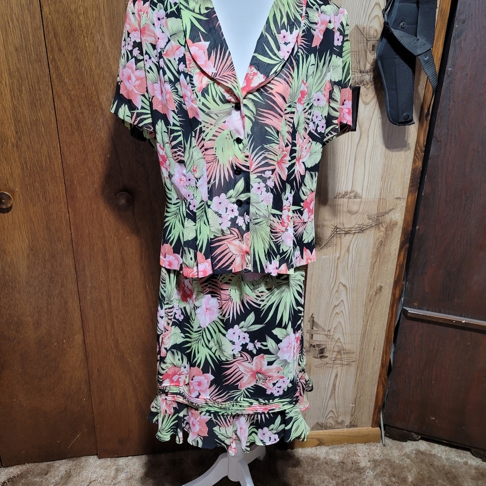Skirt suit